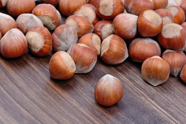 Hasselnötter på träbord — Stockfoto