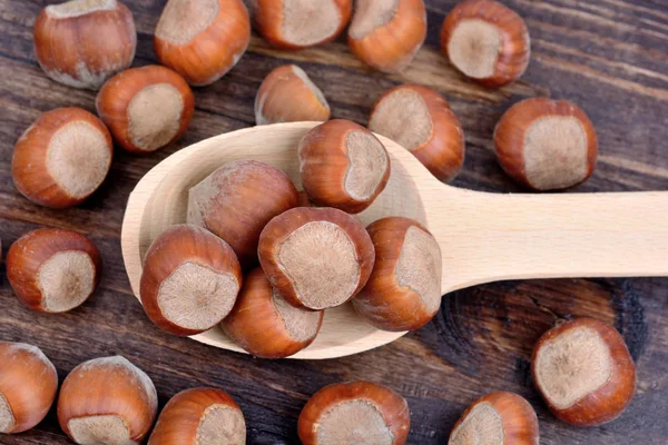 Cucchiaio di legno con nocciole — Foto Stock