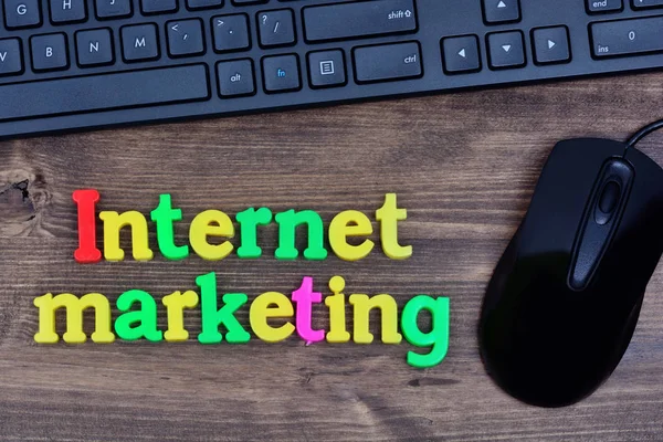Internet marketing ord på bord — Stockfoto