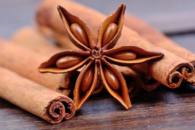 Anason star tarçın yığını ile