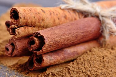 Tarçın çubukları ve pudra.