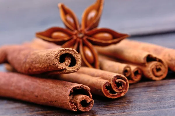 Palitos de canela con estrella de anís en la mesa — Foto de Stock