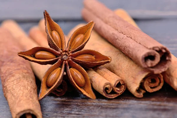 Estrella de anís con palitos de canela en la mesa — Foto de Stock