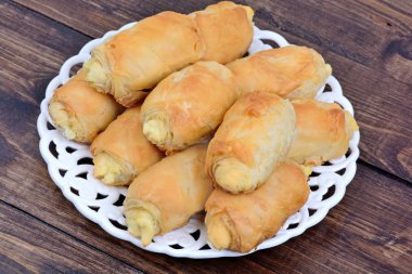 Tablo üzerinde birçok peynir pasta plaka