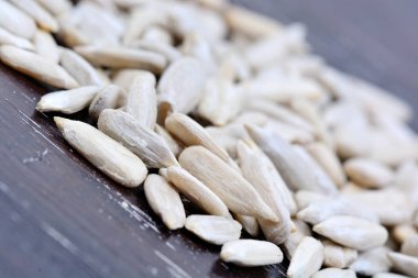 Tablo üzerinde birçok ayçiçeği tohumu