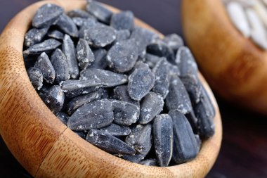 Masada ayçiçeği tohumu ile kase