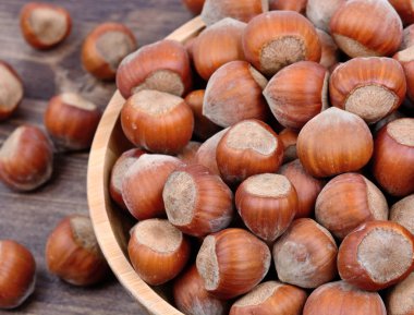 Tablo üzerinde fındık ile kase