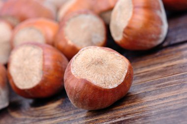 Tablo üzerinde birçok fındık