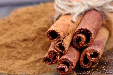 Toz tarçın ve sopalarla tablo