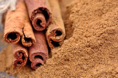 toz tarçın ve sopa