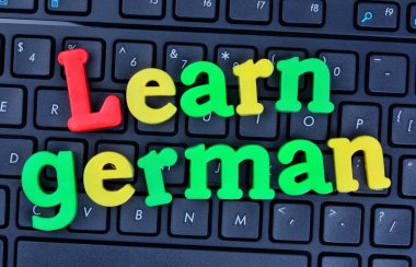 Bilgisayar klavye üzerinde Almanca sözcük öğren