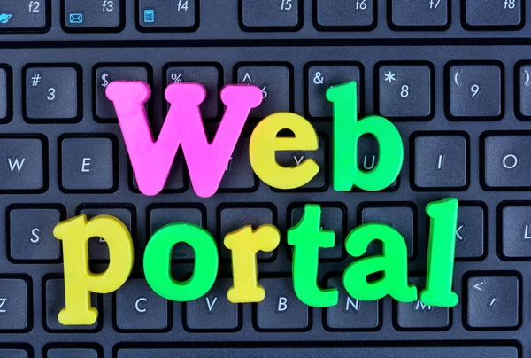 Web 门户在电脑键盘上的词 — 图库照片