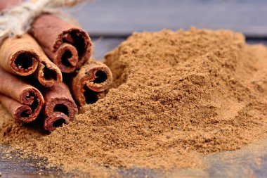 Tarçın ve toz tablo üzerinde sopa