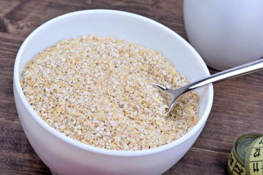 Yulaf ve masada santimetre ile kase