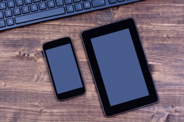 Tablo üzerinde dijital tablet ve klavye bilgisayar ile telefon