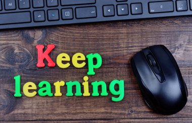 Tablo üzerinde kelime öğrenme tutmak