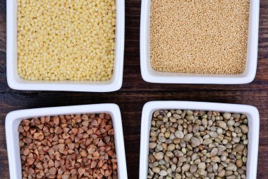 Tablo farklı kabuğu çıkarılmış tane ile kase