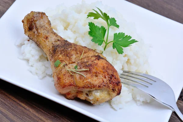 Weißer Reis mit Hühnerkeule in einem Teller auf dem Tisch — Stockfoto