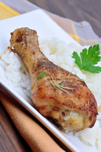 Arroz basmati con pata de pollo en un plato — Foto de Stock