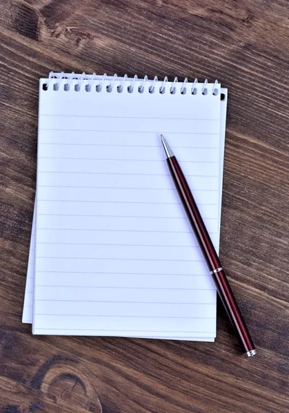 Pusty notatnik z długopisem na stole — Zdjęcie stockowe