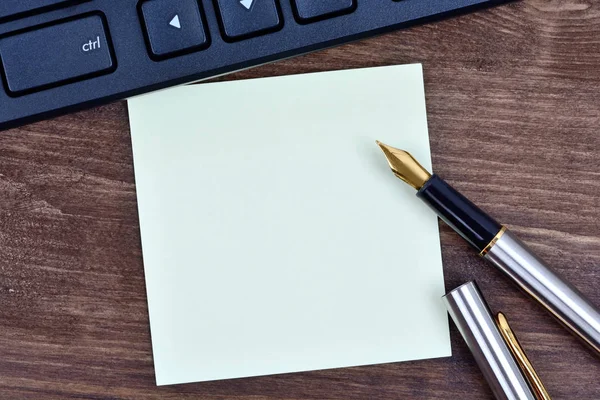 Notas con pluma estilográfica y teclado en la mesa — Foto de Stock