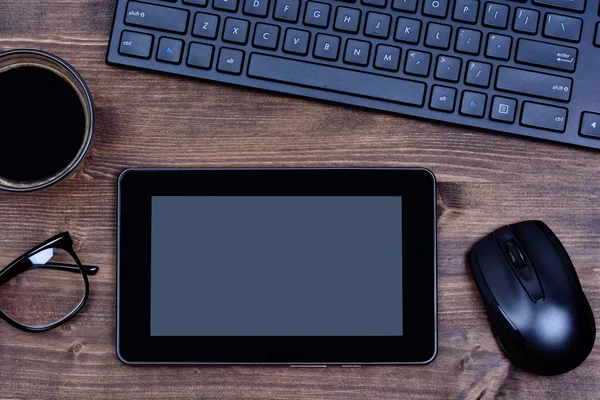 PC tablet vazio com teclado pc e mouse na mesa — Fotografia de Stock