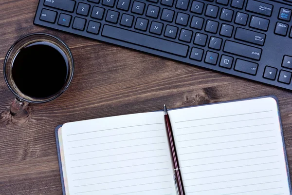 Notizbuch mit Tastatur und Kaffee — Stockfoto