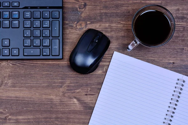 Notizbuch mit Kaffeemaus und Tastaturcomputer — Stockfoto