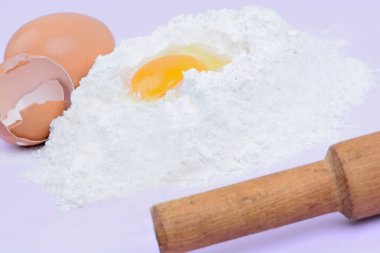 Tablo üzerinde yumurta un yığını