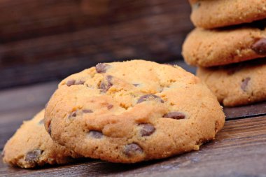 Tahta masadaki kurabiyeler