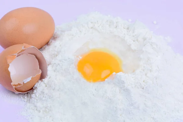 Tepung dan telur di atas meja — Stok Foto