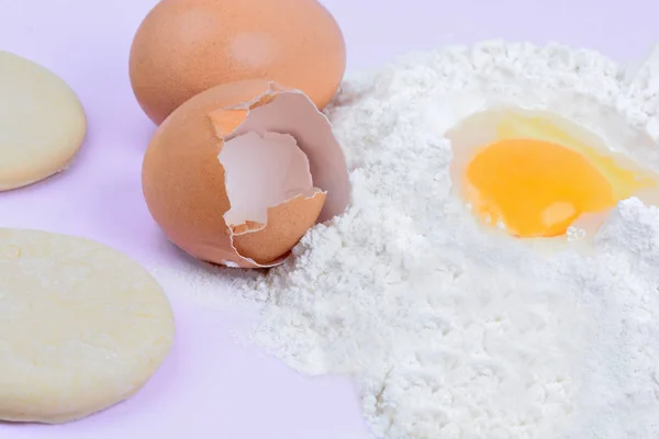 Masa y montón de harina con huevos en la mesa — Foto de Stock