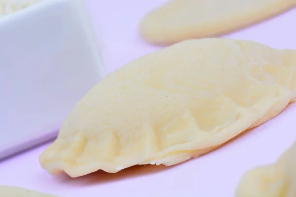 Ραβιόλια με τυρί σε ροζ φόντο — Φωτογραφία Αρχείου