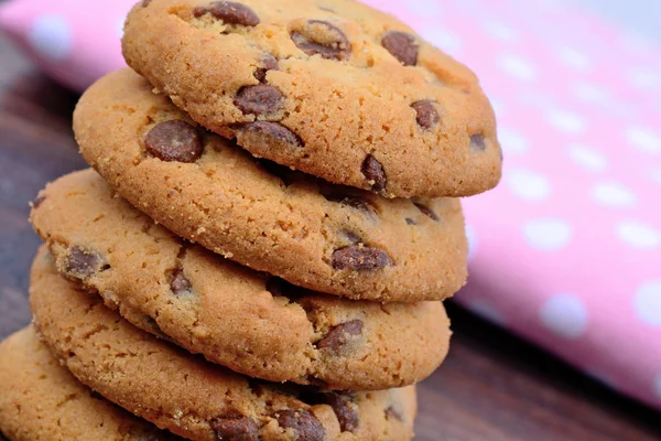 Pliki cookie i różowy ręcznik na stole — Zdjęcie stockowe