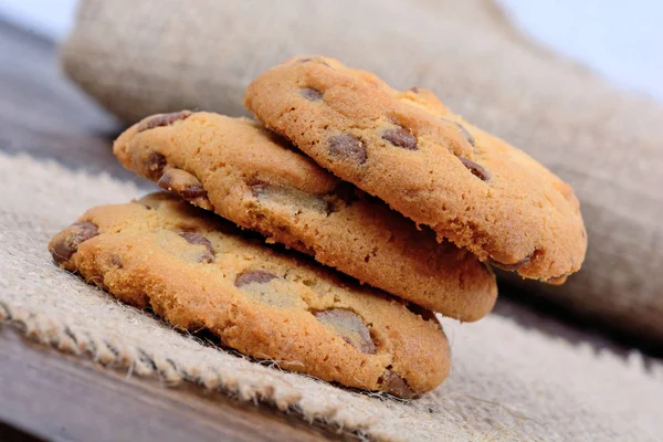 Deliciosas galletas con chispas de chocolate en la mesa — Foto de Stock
