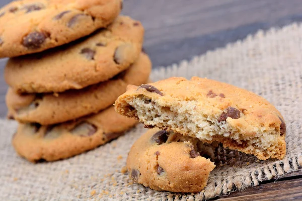 Cokelat chip biskuit di atas meja — Stok Foto