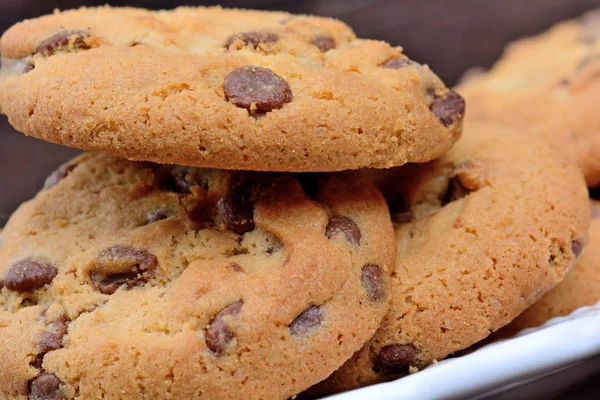 Plaat met chocolade chip cookies op houten achtergrond — Stockfoto