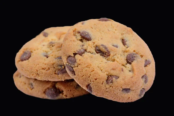 Három csokoládé chip cookie-kat a fekete háttér — Stock Fotó