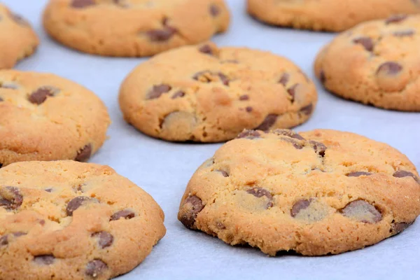 Sok a cookie-k a papír sütés — Stock Fotó