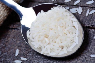 Beyaz masa bir kaşık pirinç