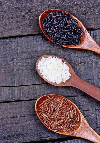 Rýže v dřevěné lžíce — Stock fotografie