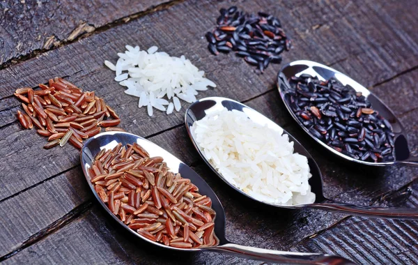 Různé druhy rýže lžíce — Stock fotografie