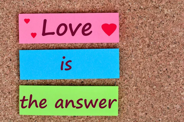 Text kärlek är svaret på anteckningar — Stockfoto