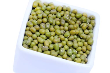 Beyaz arka plan üzerinde mung fasulye ile kase