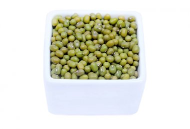 Beyaz arka plan üzerinde mung fasulye ile seramik kase