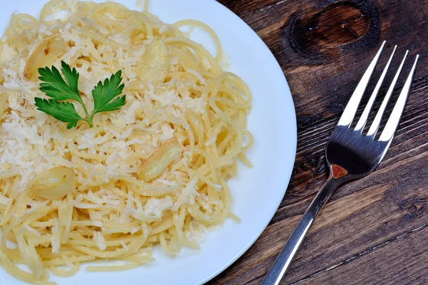 Špagety s parmazánem v talíř na stůl — Stock fotografie
