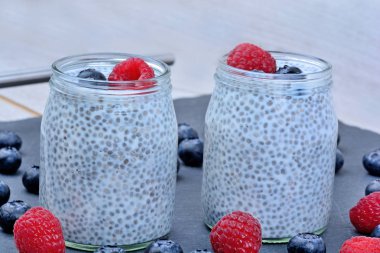 Chia tohum pudingle Ahududu ve kayrak üzerinde yaban mersini