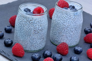 Chia tohum pudingle Ahududu ve yaban mersini 