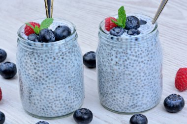 Chia tohum puding cam kavanozda çilek ile