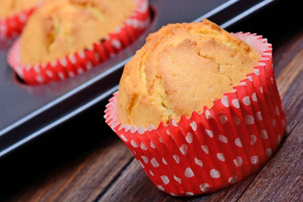 Tray dengan muffin di atas meja — Stok Foto